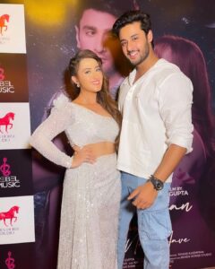 Aalisha Panwar Instagram - As always .., starting from there where we last ended .. . Hmaari baate kabhi khatm ni Ho skti .. 😅🤣
@i_shagunofficial Thanku for being there .. 

#AboutLastNight #LaunchParty #AankhiyaanNuNindNaaAave