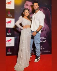 Aalisha Panwar Instagram - As always .., starting from there where we last ended .. . Hmaari baate kabhi khatm ni Ho skti .. 😅🤣
@i_shagunofficial Thanku for being there .. 

#AboutLastNight #LaunchParty #AankhiyaanNuNindNaaAave