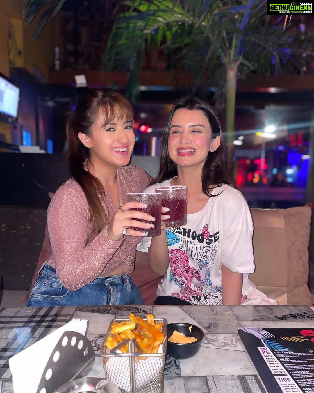 Aalisha Panwar Instagram - Hereβs to catching up after a long time plus the madness .. .. cheers., π»π
π―ββοΈ @sakshisharma68