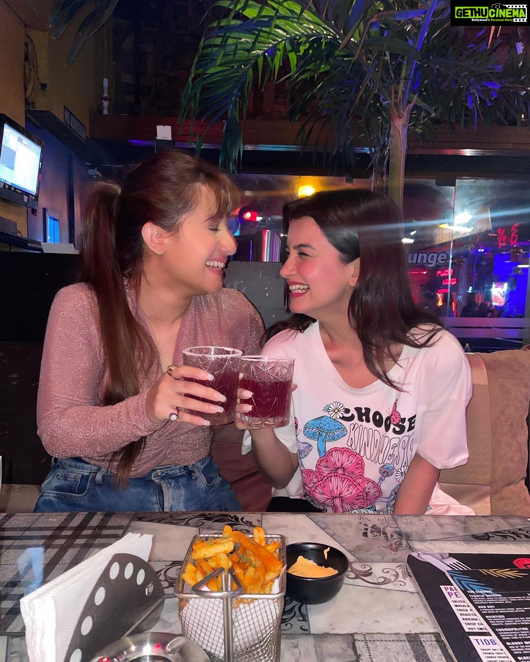 Aalisha Panwar Instagram - Hereβs to catching up after a long time plus the madness .. .. cheers., π»π
π―ββοΈ @sakshisharma68