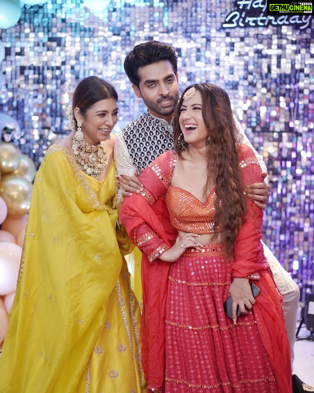 Aalisha Panwar Instagram - Well.. we can never stop irritating each other @adhvik_official 🤣 b’day boy.. @nehaadhvikmahajan babes hmaari baatein sachme kabi khatm ni honi..😝❤️ Golden Leaf Banquet