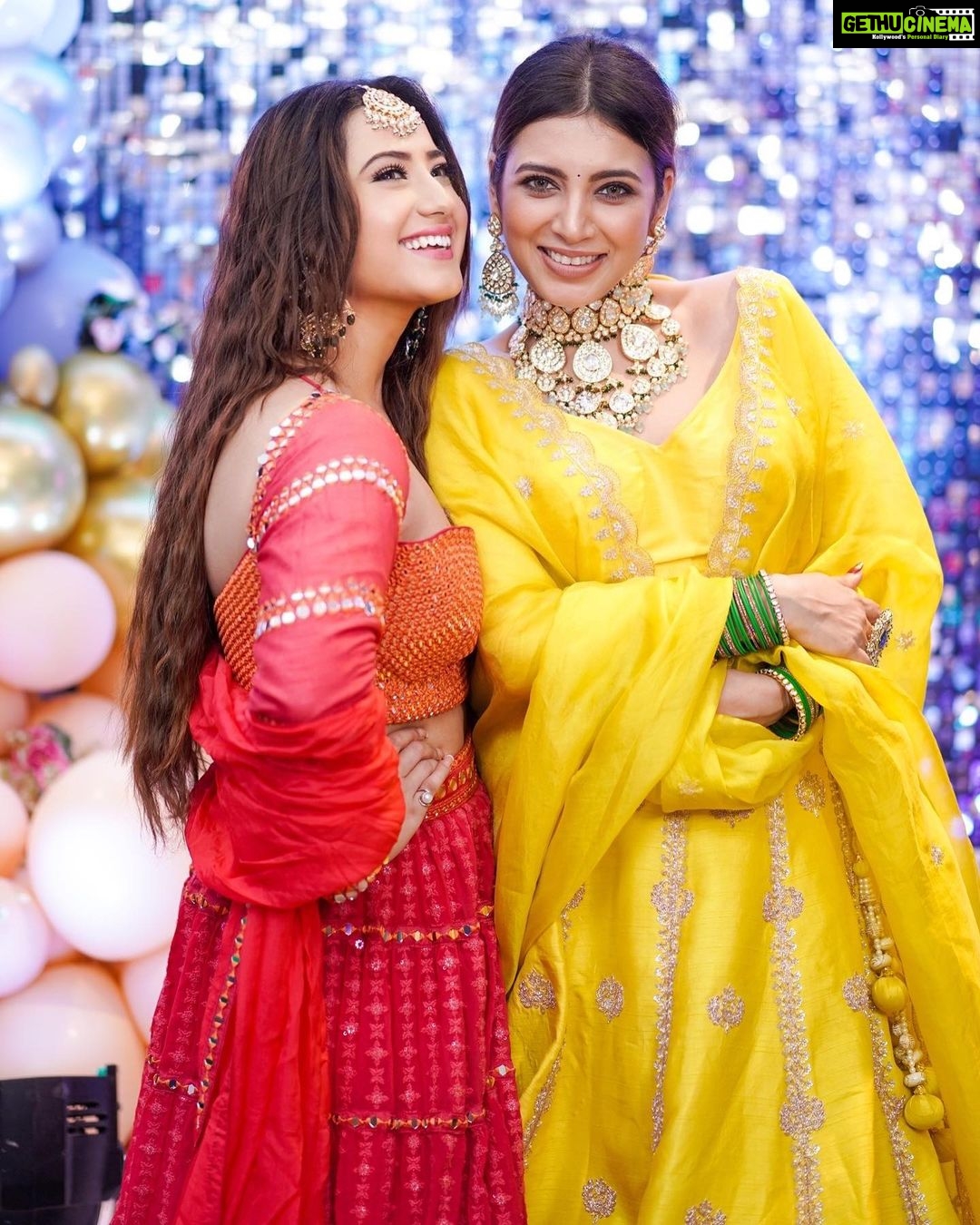 Aalisha Panwar Instagram - Humari Baatein Kabhi Khataam Nhi Hoti 😂🤣 @aalishapanwar157 . . . #nehaadhvikmahajan #alishapanwar
