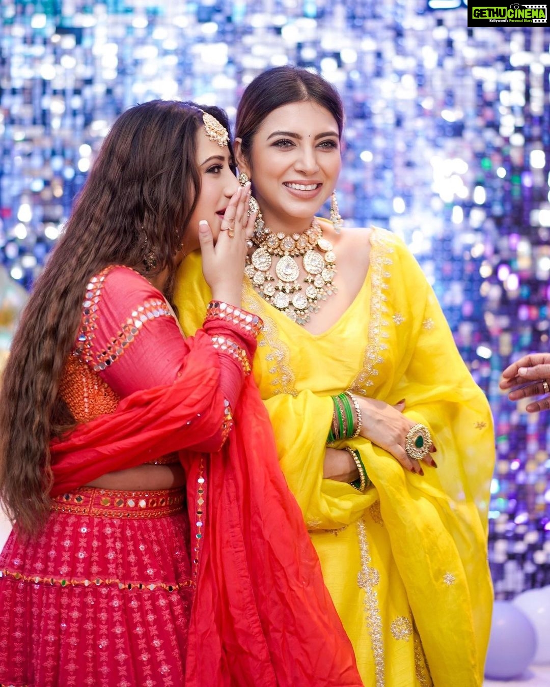 Aalisha Panwar Instagram - Humari Baatein Kabhi Khataam Nhi Hoti 😂🤣 @aalishapanwar157 . . . #nehaadhvikmahajan #alishapanwar