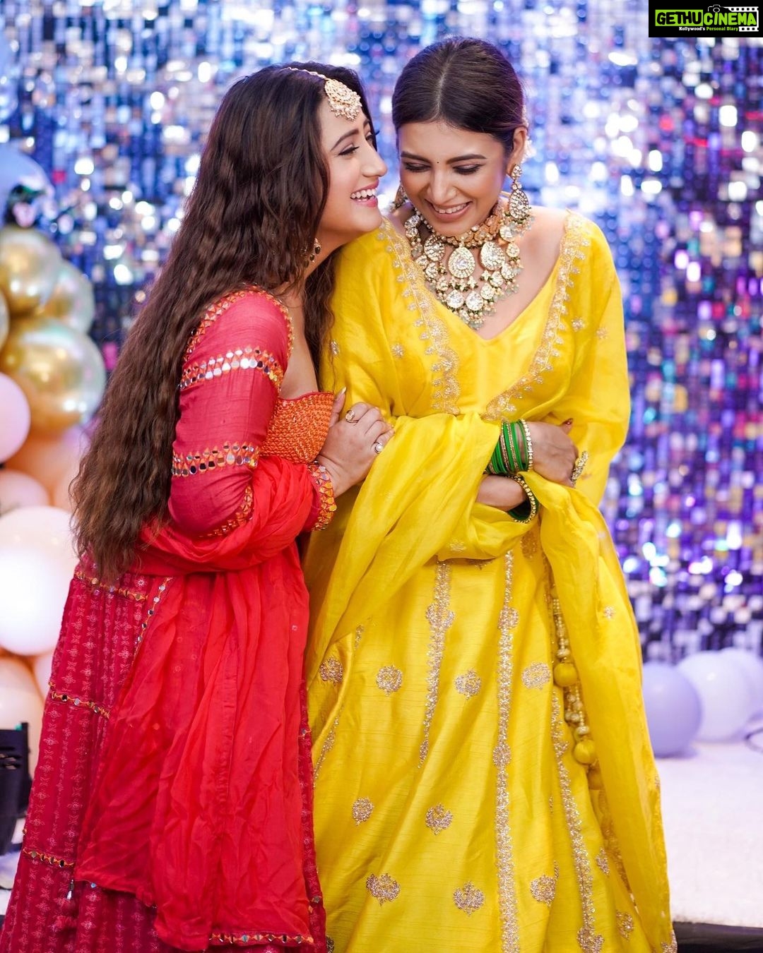 Aalisha Panwar Instagram - Humari Baatein Kabhi Khataam Nhi Hoti 😂🤣 @aalishapanwar157 . . . #nehaadhvikmahajan #alishapanwar