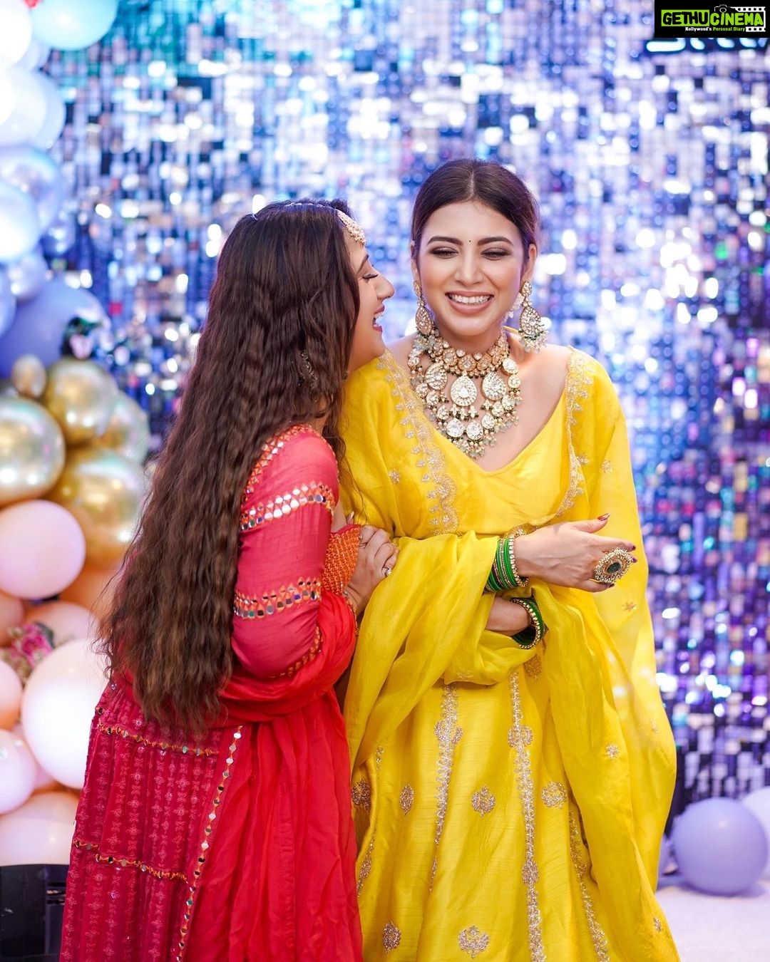 Aalisha Panwar Instagram - Humari Baatein Kabhi Khataam Nhi Hoti 😂🤣 @aalishapanwar157 . . . #nehaadhvikmahajan #alishapanwar