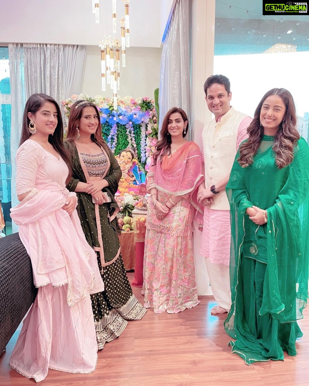Aalisha Panwar Instagram - Ganpati Bappa Morya., Mangal Murti Morya .. 🙏😇 @vikaaskalantri @gauravsbajaj @aarohi_panwar_18