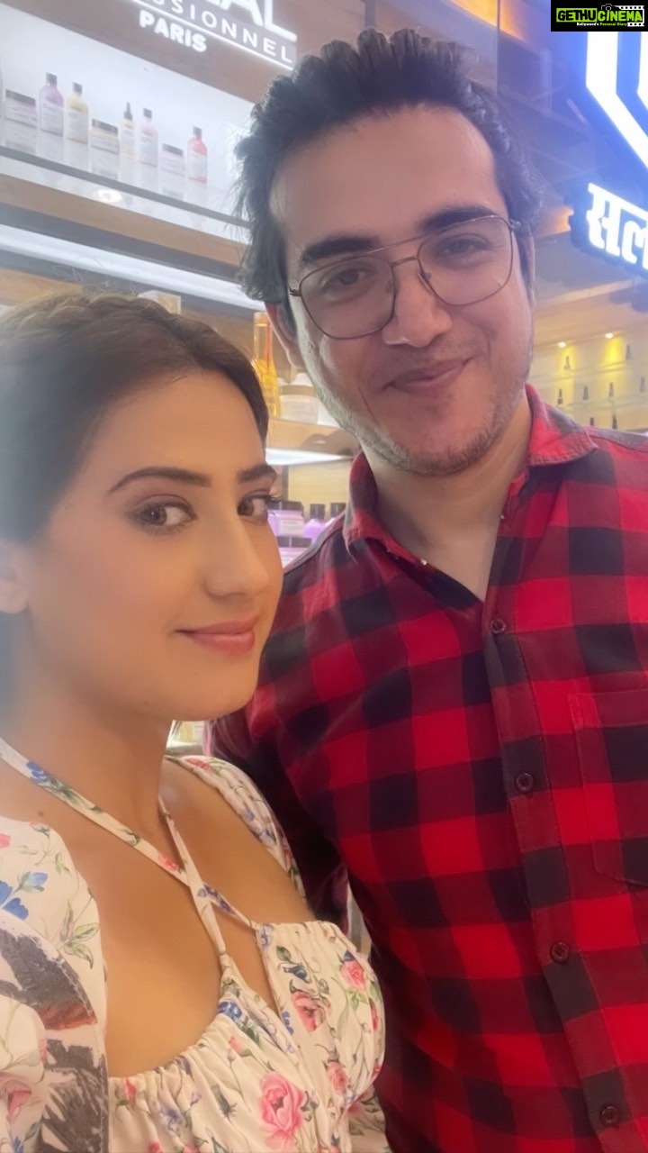 Aalisha Panwar Instagram - Happy Birthday @yuvrajkochhar157 .. 🎂🎉🎊🥳🥰 May god bless you .. Stay happy .. enjoyy … ❤️