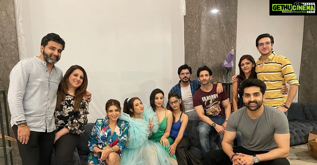 Aalisha Panwar Instagram - Well.. ., that’s us.. ..🤷♀️😅🥰 . . @yuvrajkochhar157 @vineetrainaofficial @nehaadhvikmahajan @adhvik_official @aslichandni @munishakhatwani @sameernthakur @hunkydory_cafebarkitchen HunkyDory - Cafe Bar & Kitchen