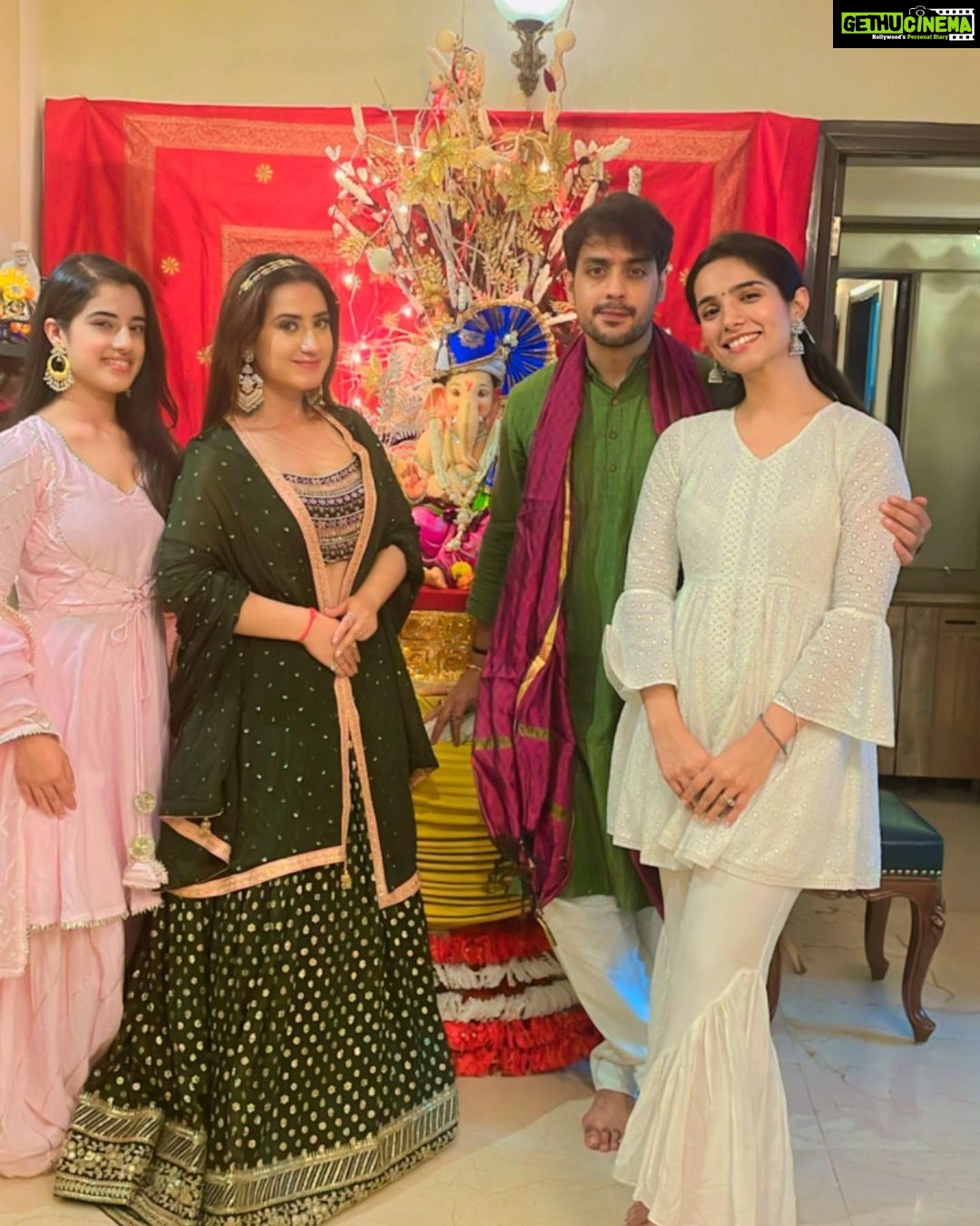 Aalisha Panwar Instagram - Ganpati Bappa Morya., Mangal Murti Morya .. 🙏😇 @vikaaskalantri @gauravsbajaj @aarohi_panwar_18