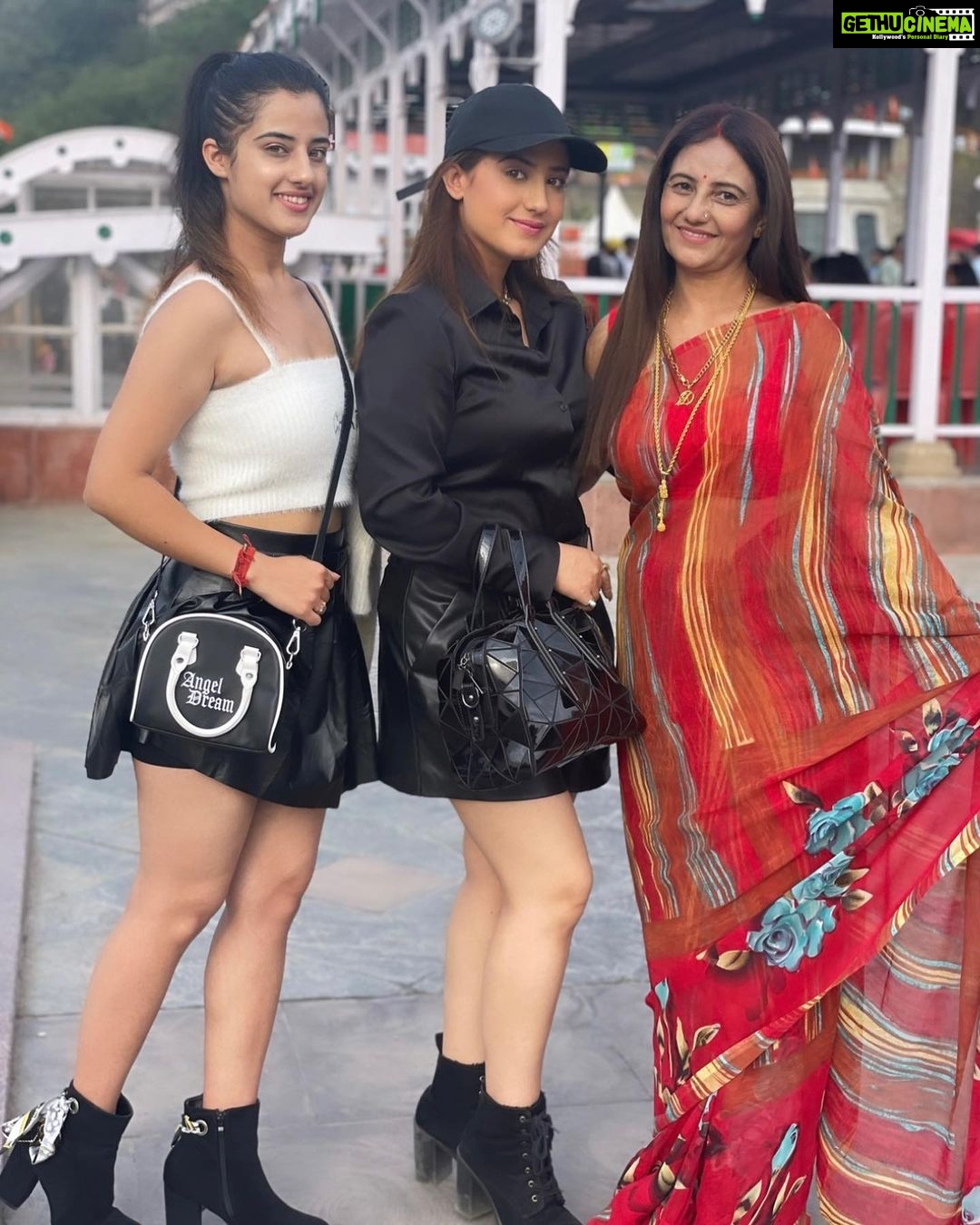 Aalisha Panwar Instagram - Pahadi girls .. ..,, 💗🌄 @anita.panwar.3720 @aarohi_panwar_18 Shimla - शिमला