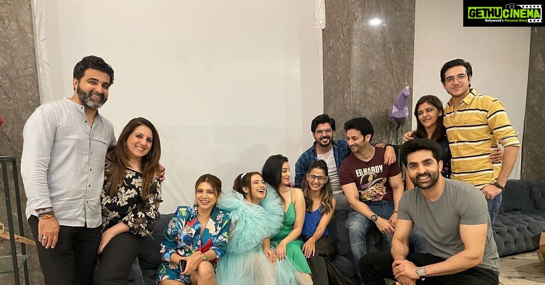 Aalisha Panwar Instagram - Well.. ., that’s us.. ..🤷♀️😅🥰 . . @yuvrajkochhar157 @vineetrainaofficial @nehaadhvikmahajan @adhvik_official @aslichandni @munishakhatwani @sameernthakur @hunkydory_cafebarkitchen HunkyDory - Cafe Bar & Kitchen