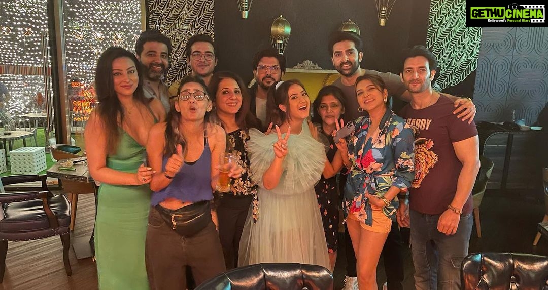 Aalisha Panwar Instagram - Well.. ., that’s us.. ..🤷♀️😅🥰 . . @yuvrajkochhar157 @vineetrainaofficial @nehaadhvikmahajan @adhvik_official @aslichandni @munishakhatwani @sameernthakur @hunkydory_cafebarkitchen HunkyDory - Cafe Bar & Kitchen