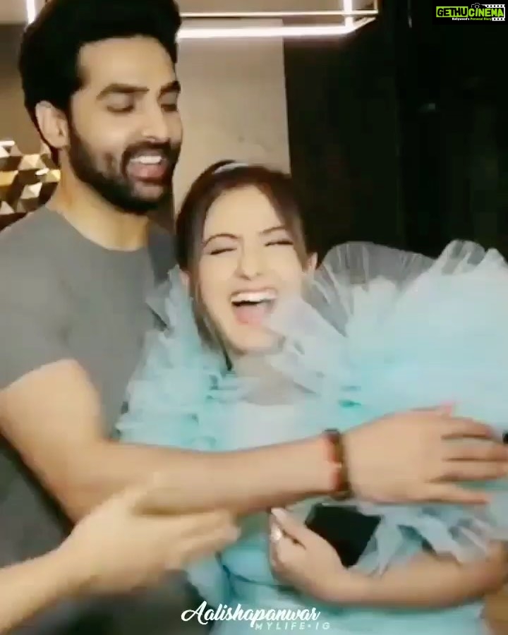 Aalisha Panwar Instagram - About Last Night.. .., π€π₯°π₯³ππ @yuvrajkochhar157 @nehaadhvikmahajan @adhvik_official @munishakhatwani @aslichandni @vineetrainaofficial . . . . Cake- @ruchitacakeomania Location- @hunkydory_cafebarkitchen Wearing- @pankh_studio Styling- @nehaadhvikmahajan HunkyDory - Cafe Bar & Kitchen