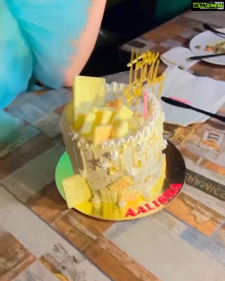 Aalisha Panwar Instagram - About Last Night.. .., π€π₯°π₯³ππ @yuvrajkochhar157 @nehaadhvikmahajan @adhvik_official @munishakhatwani @aslichandni @vineetrainaofficial . . . . Cake- @ruchitacakeomania Location- @hunkydory_cafebarkitchen Wearing- @pankh_studio Styling- @nehaadhvikmahajan HunkyDory - Cafe Bar & Kitchen