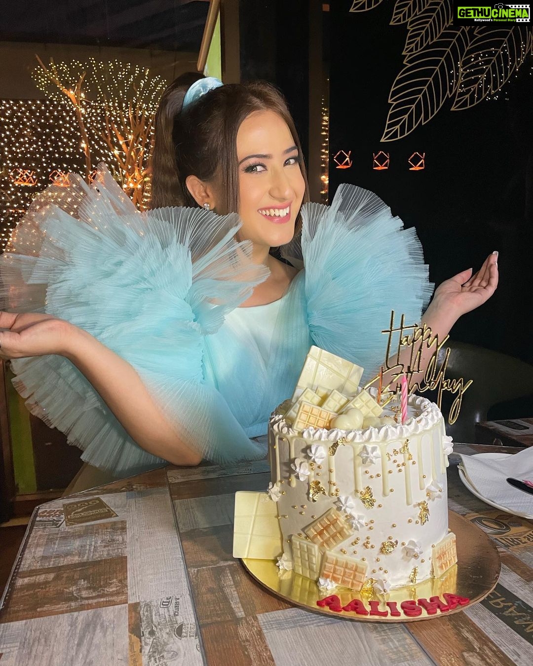 Aalisha Panwar Instagram - About Last Night.. .., π€π₯°π₯³ππ @yuvrajkochhar157 @nehaadhvikmahajan @adhvik_official @munishakhatwani @aslichandni @vineetrainaofficial . . . . Cake- @ruchitacakeomania Location- @hunkydory_cafebarkitchen Wearing- @pankh_studio Styling- @nehaadhvikmahajan HunkyDory - Cafe Bar & Kitchen