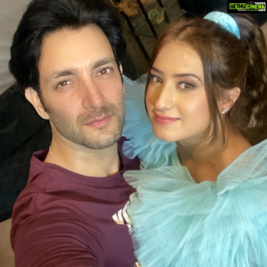 Aalisha Panwar Instagram - Happy birthday π @aalishapanwar157 πΈ Tujhe kya gift du aaj tu khud hee gift lag rai hai π ππ» #junglibilli #vineesha @hunkydory_cafebarkitchen HunkyDory - Cafe Bar & Kitchen