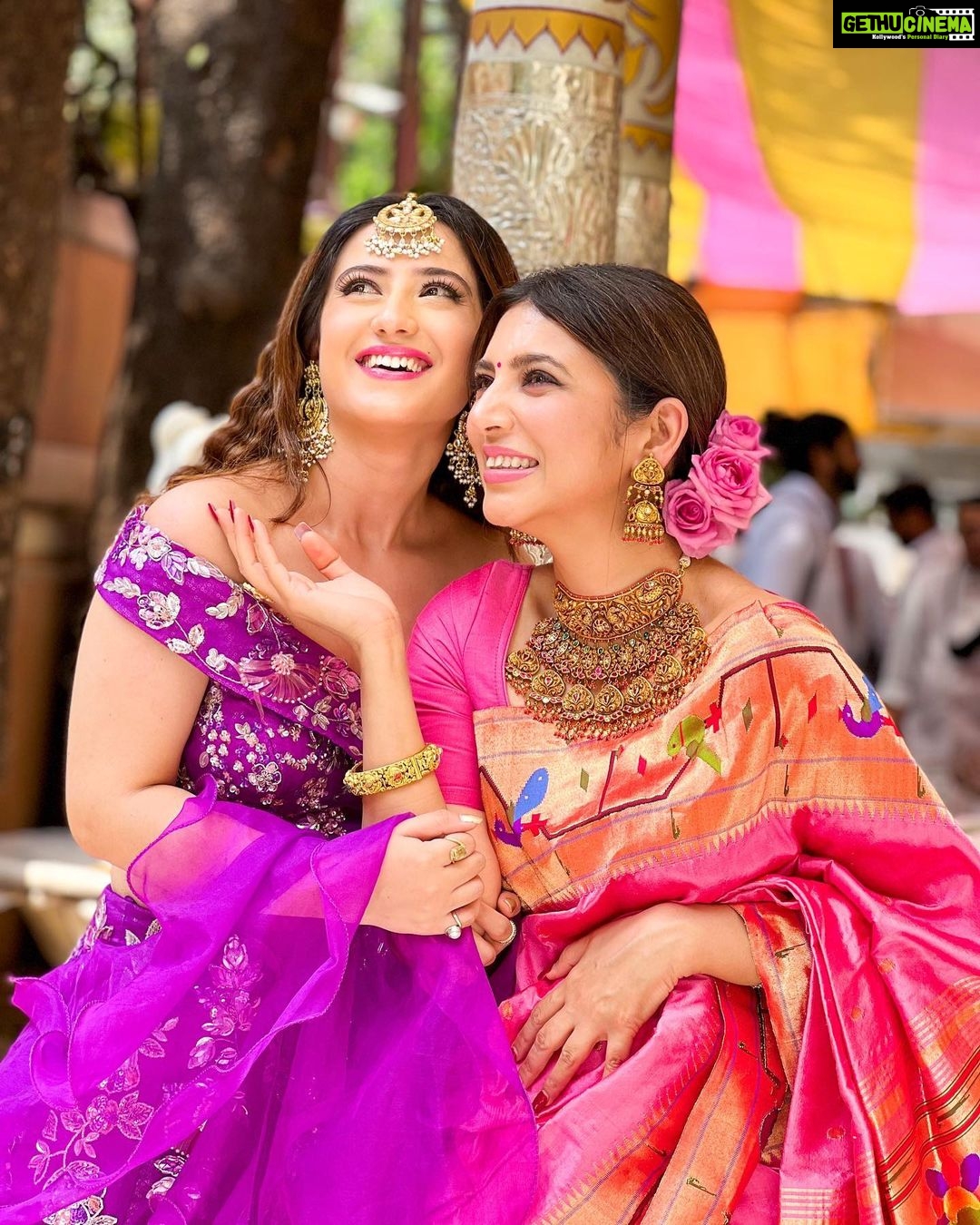 Aalisha Panwar Instagram - Couldn’t Think Of A Caption .. Can U Guys Help Us Caption This..!! 💖💜