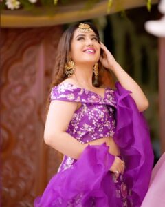 Aalisha Panwar Instagram - Well.. they say.. “Every Picture tells a Story” .. this is my Story .. .. Little Clumsy.. ., 👀🤦‍♀️ Anyone who can relate .. .?. .? 🤷‍♀️ . . Wearing- @the_adhya_designer Jewellery- @the_jewel_gallery 📸 - @the_wedding_saga