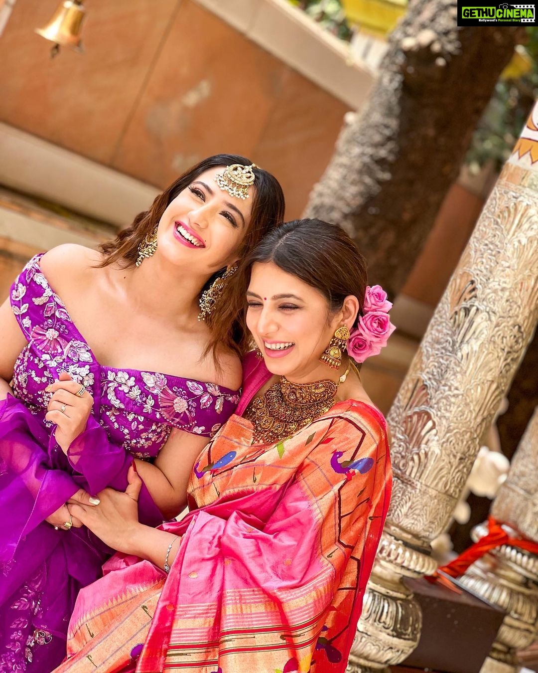 Aalisha Panwar Instagram - Couldn’t Think Of A Caption .. Can U Guys Help Us Caption This..!! 💖💜