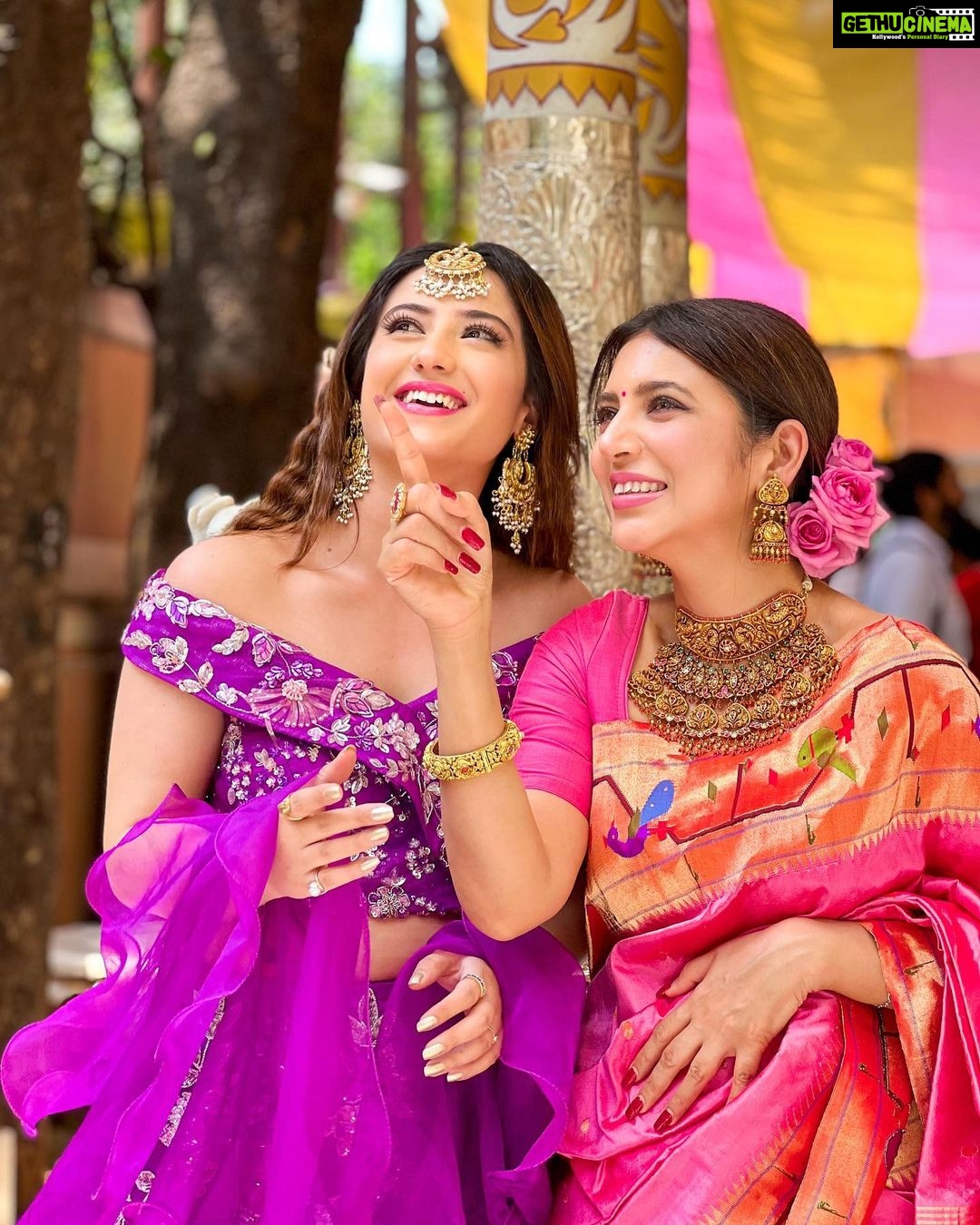 Aalisha Panwar Instagram - Couldn’t Think Of A Caption .. Can U Guys Help Us Caption This..!! 💖💜