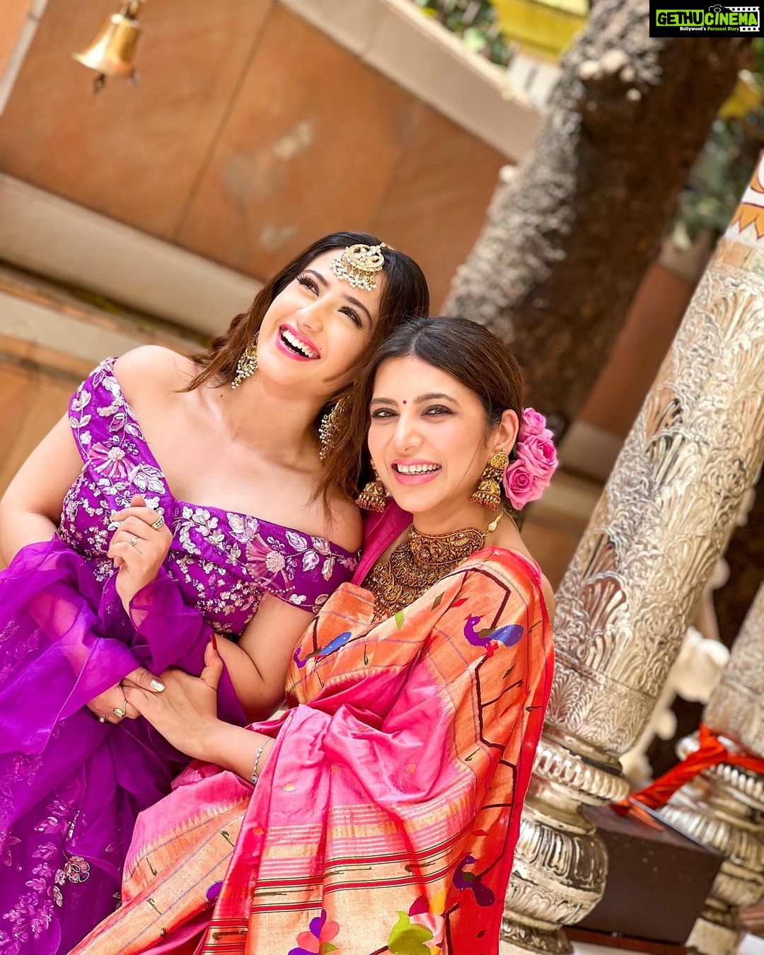 Aalisha Panwar Instagram - Couldn’t Think Of A Caption .. Can U Guys Help Us Caption This..!! 💖💜