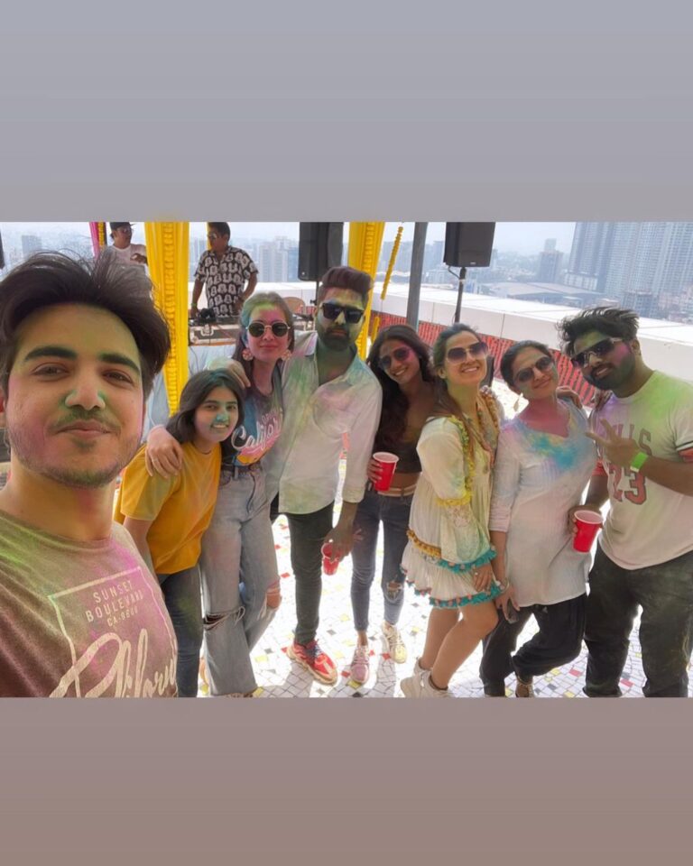 Aalisha Panwar Instagram - Happy Holi….. ..🎨🌈💗👀🙆‍♀️ . . . #holi2022 #holicelebration #friends #festivevibes #colours