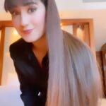 Aalisha Panwar Instagram - Teri baaton mei.. ..,, 🥰👀🤷‍♀️ . . . #reelitfeelit #reelkrofeelkro #trending #teribaatonmein #goingwiththeflow #enjoyinglife