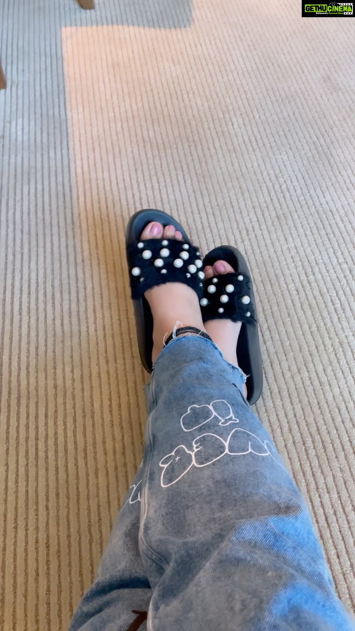 Aalisha Panwar Instagram - ππ€·ββοΈπΆββοΈπ§³βοΈ.. .. . . . #crazyfeet #airportdiaries #travel #fun #workmode