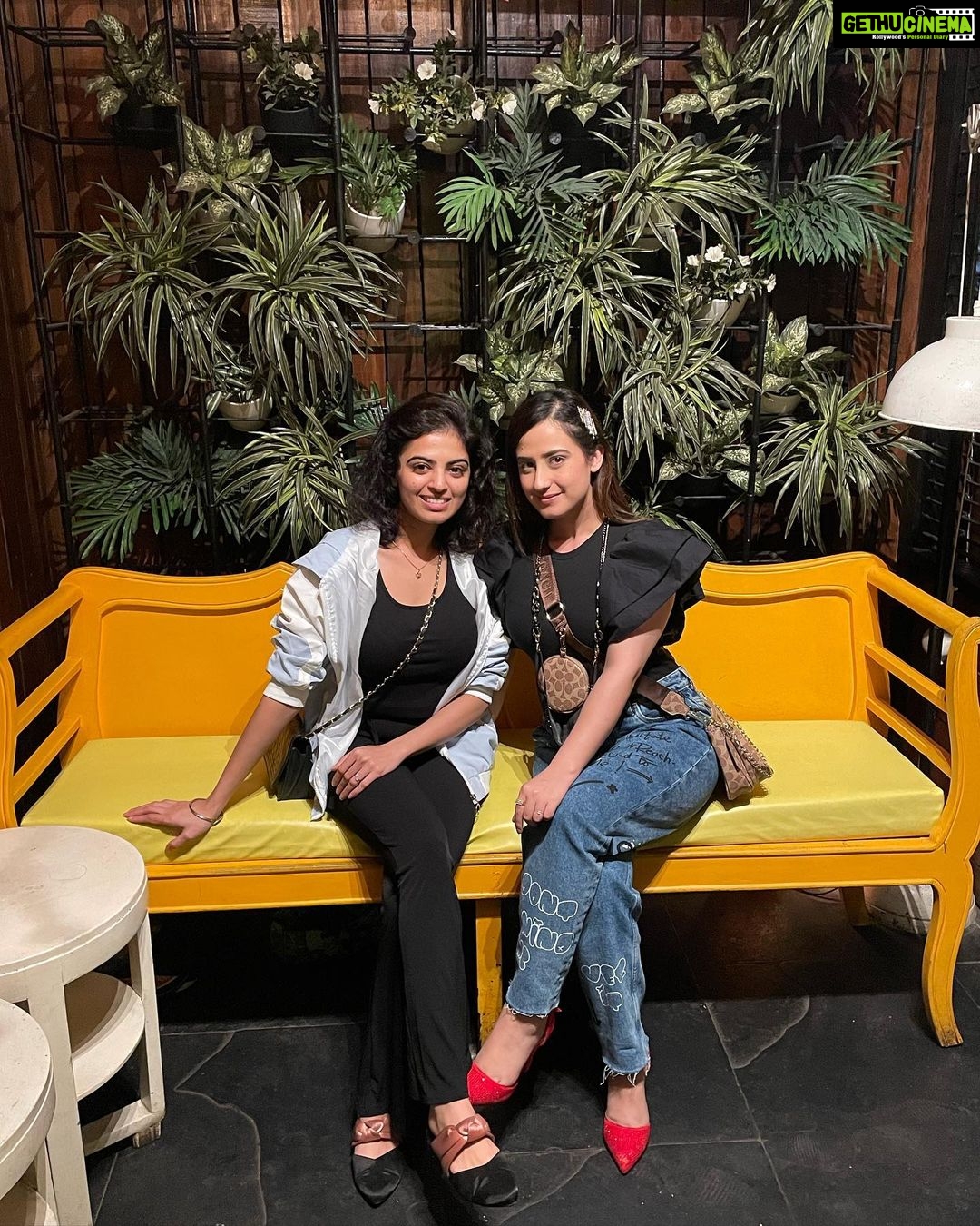 Aalisha Panwar Instagram - #funnight #gettogether #friends #foodlovers #asianfood #fun #masti #chitchat . . @yuvrajkochhar157 @roshni_sahota @nikitaparikh411