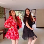 Aalisha Panwar Instagram - #reeling #reelitfeelit #reelkrofeelkro #trending #vibing #bijleebijlee #withsissy ❤️⚡️ @aarohi_panwar_18