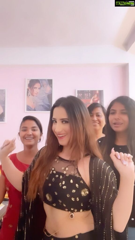 Aalisha Panwar Instagram - Having little fun with my team..,, Well.., they get me ready for shoot everyday .. hair.. makeup.. costume.. etc etc so when ur ready early .. thoda tym pass to bnta hai .. 🤷‍♀️🥰😉 . . #reelitfeelit #reelkrofeelkro #kantalaga #kantalagauimaa #throwback #Avneet #TMIJ #zeetv #bts