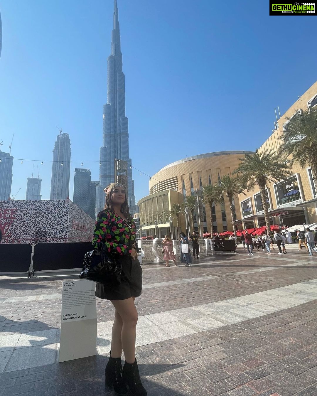 Aalisha Panwar Instagram - 🖤.. ., Burj Khalifa By Emaar