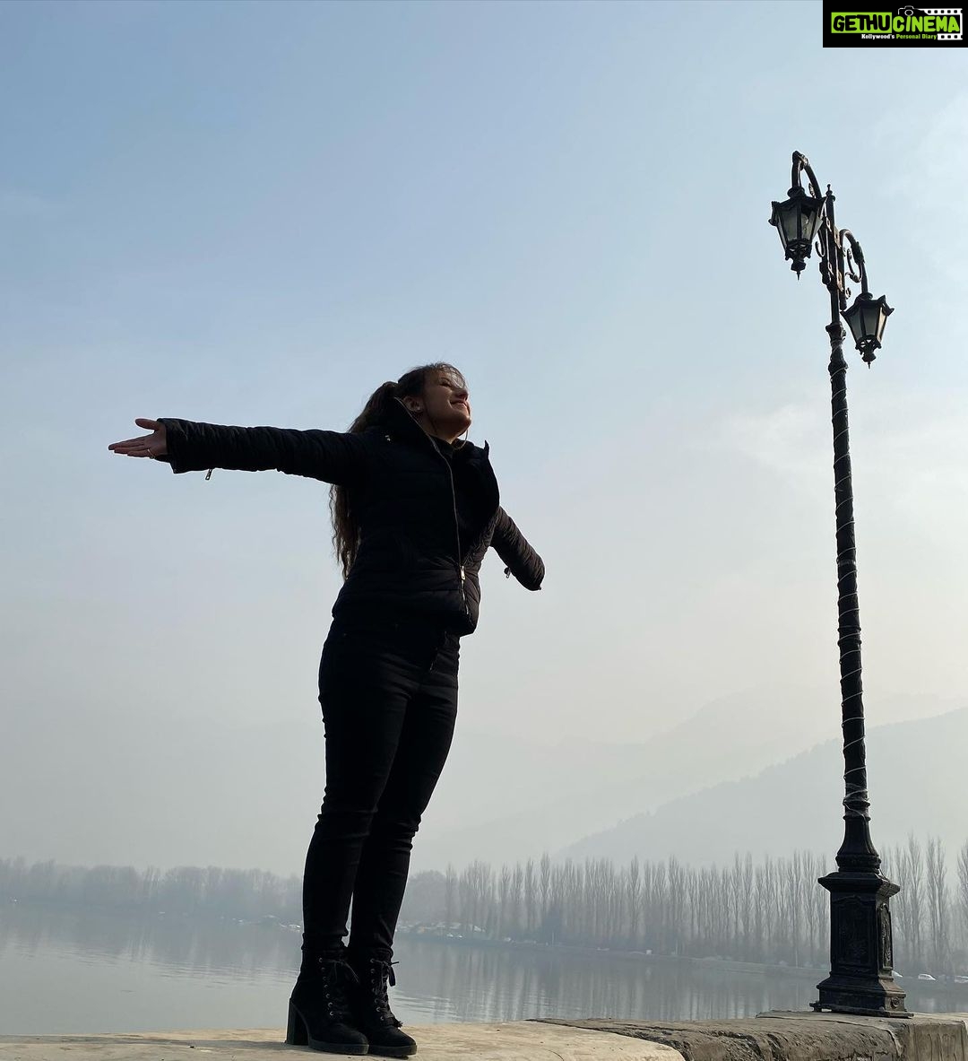Aalisha Panwar Instagram - Welcoming #2023 with open arms.. 🫶 Big hug to all my wonderful.. beautiful.. lovely fans for all your love and time you invested in me this past year.. Cheers to you guys.. still need your love always and forever .. Sending all the good wishes .. Let’s grow together.. ❣️ #HappyNewYear #Happy2023 #Love Dal Lake, Kashmir