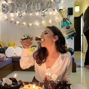 Aanchal Khurana Instagram - Thankyou God and all of you for so much love. I am grateful for who i am and what i have. I am grateful for the ups and downs. I appreciate the lessons and the blessings and i am grateful for what yet has to come. 

Shukr itna sabr dene k liye aye khuda 🤲😇🙏❤️ 

.

.

.

.

#sabr #shukr #grateful #blessed #loved #appreciationpost #thankyou #birthdaygirl #happyday #happybirthday #homedecor #thankyoueveryone #loveyouzindagi