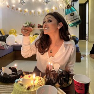 Aanchal Khurana Instagram - Thankyou God and all of you for so much love. I am grateful for who i am and what i have. I am grateful for the ups and downs. I appreciate the lessons and the blessings and i am grateful for what yet has to come. 

Shukr itna sabr dene k liye aye khuda 🤲😇🙏❤️ 

.

.

.

.

#sabr #shukr #grateful #blessed #loved #appreciationpost #thankyou #birthdaygirl #happyday #happybirthday #homedecor #thankyoueveryone #loveyouzindagi