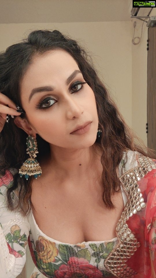 Aanchal Khurana Instagram - Kuch iss tarah...... . . #instareels #reelkarofeelkaro #reelitfeelit #brinda #balh2 #badeachelagtehain2 #sonyliv #balajitelefilms #lookoftheday #selfloveismust #thankyouuniverse #gratefuleveryday #viralreels #like4likes #follow #brinda #aanchalkhurana #loveyouzindagi #blessed #gratitudeattitude