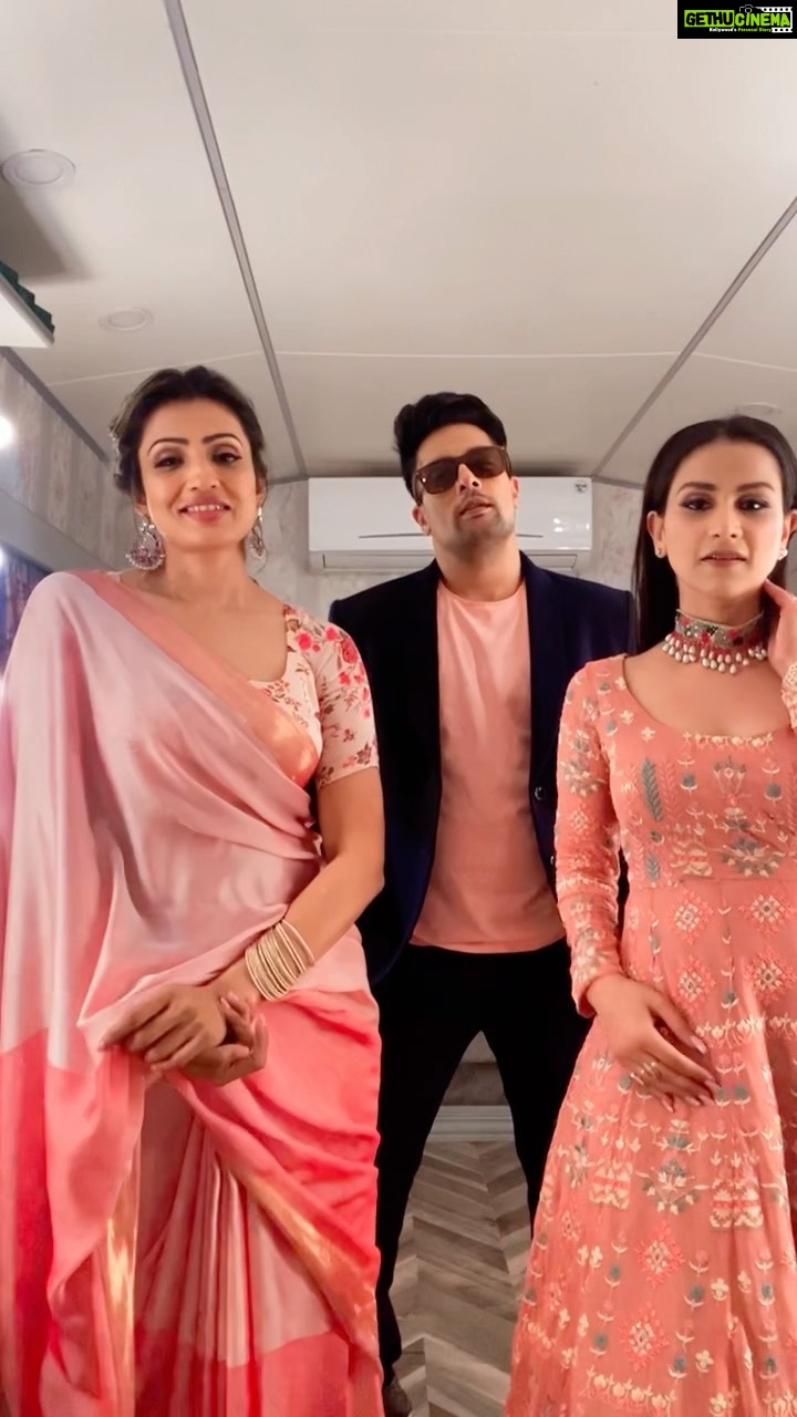 Aanchal Khurana Instagram - Dancing our way into the weekend 💃🏻🕺💃🏻 If you think normal is boring come hang with us . . #dance #trending #reelitfeelit #video #music #pink @section_pull_up