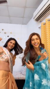 Aanchal Khurana Instagram - Girls just wanna have fun👯‍♀️! #funonset #bts #brinda #prachi #balh2 #girlsjustwannahavefun Don’t forget to watch Bade ache lagte hain from Monday to Friday at 8pm only on @sonytvofficial shower all the loveeee to us❤️