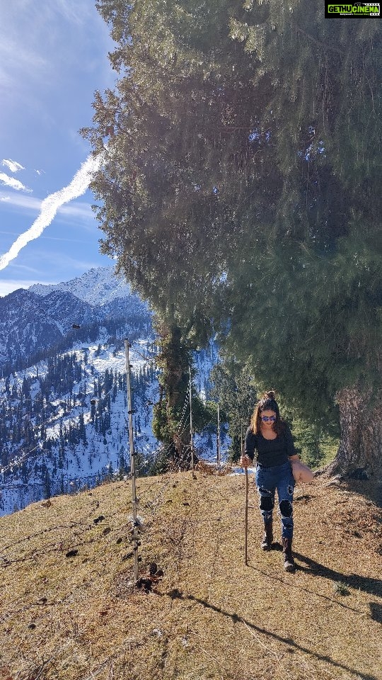 Aanchal Khurana Instagram - With age, comes wisdom. With travel, comes understanding - Chamba jaana zaroor ❤️ Red jacket is @omirajput18 Thankyou for taking care of us 😇🙏 . . . . . #travel #travelling #hiking #trekking #mountains #mountaingirl #lost #wanderer #himachal #solangvalley #himachalpradesh #camping #instafit #reelsinstagram #reelkarofeelkaro #trending #trippy #videos #trendingsongs #aanchalkhurana #2022 #iammyhappyplace #ameen