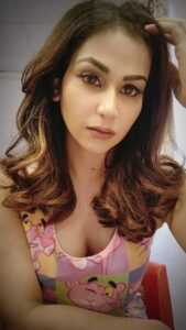 Aanchal Khurana Instagram - When you don't even shoot for 5 days in a month ~ Brinda 😂 So qubool hai 🤍 . . . . . #funnyreels #reelitfeelit #reelkarofeelkaro #affirmations #positivemindset #smile #happiness #aanchalkhurana #balh2 #brinda #raya #trending #trendingreels #viral #viralvideos #instagram #roadies