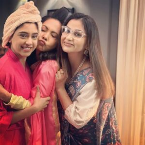 Aanchal Khurana Instagram - Girls like to swing 💃🌹🍁

.

.

.

#balh2 #prachikapoor #brinda #monicakapoor #tuhina #nititaylor #aanchalkhurana