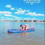 Aashka Goradia Instagram - गुलज़ार साब की लिखी बात फ़रमाने की कोशिश Electronic music के ज़माने में कुछ पल कल के Inverted on a paddle board - #sirsasana - ❤️ . . . . #gulzar #shairi #nazm #urdu #hindi #recital #practice #yoga #headstand #paddleboard #inversion #oldsoul #baatein