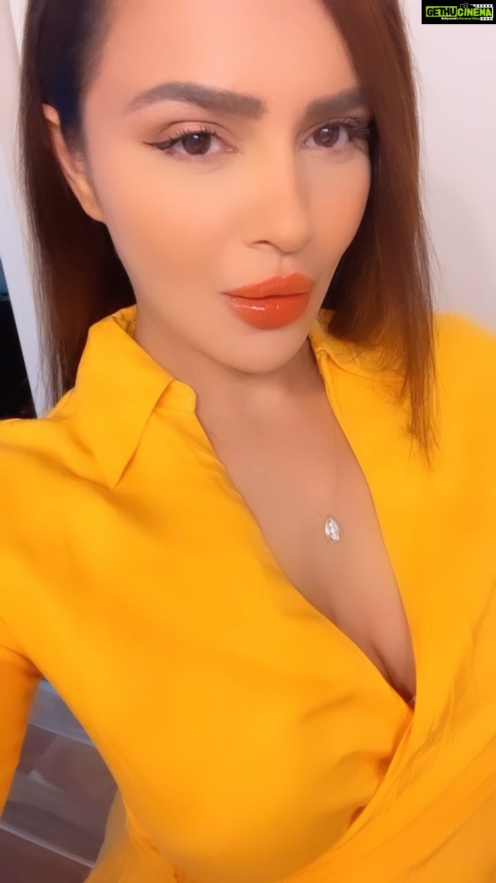 Aashka Goradia Instagram - Morning blah to morning look 🐋 Felt like - might delete later 👀 . . . . . . . #makeup #makeuptransformation #reneecosmetics #wingedliner #eyeliner #makeupgamestrong #daylook #transition
