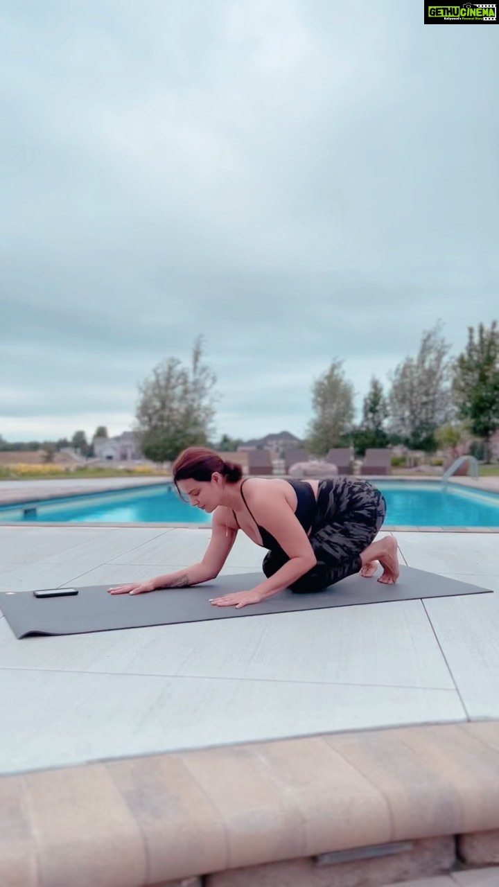 Aashka Goradia Instagram - Headstand Master Program starts at @peaceofblueyoga in two weeks. DM @peaceofblueyoga to register. #yoga #yogapractice #sirsasana #headstand #inversions #kingofasanas