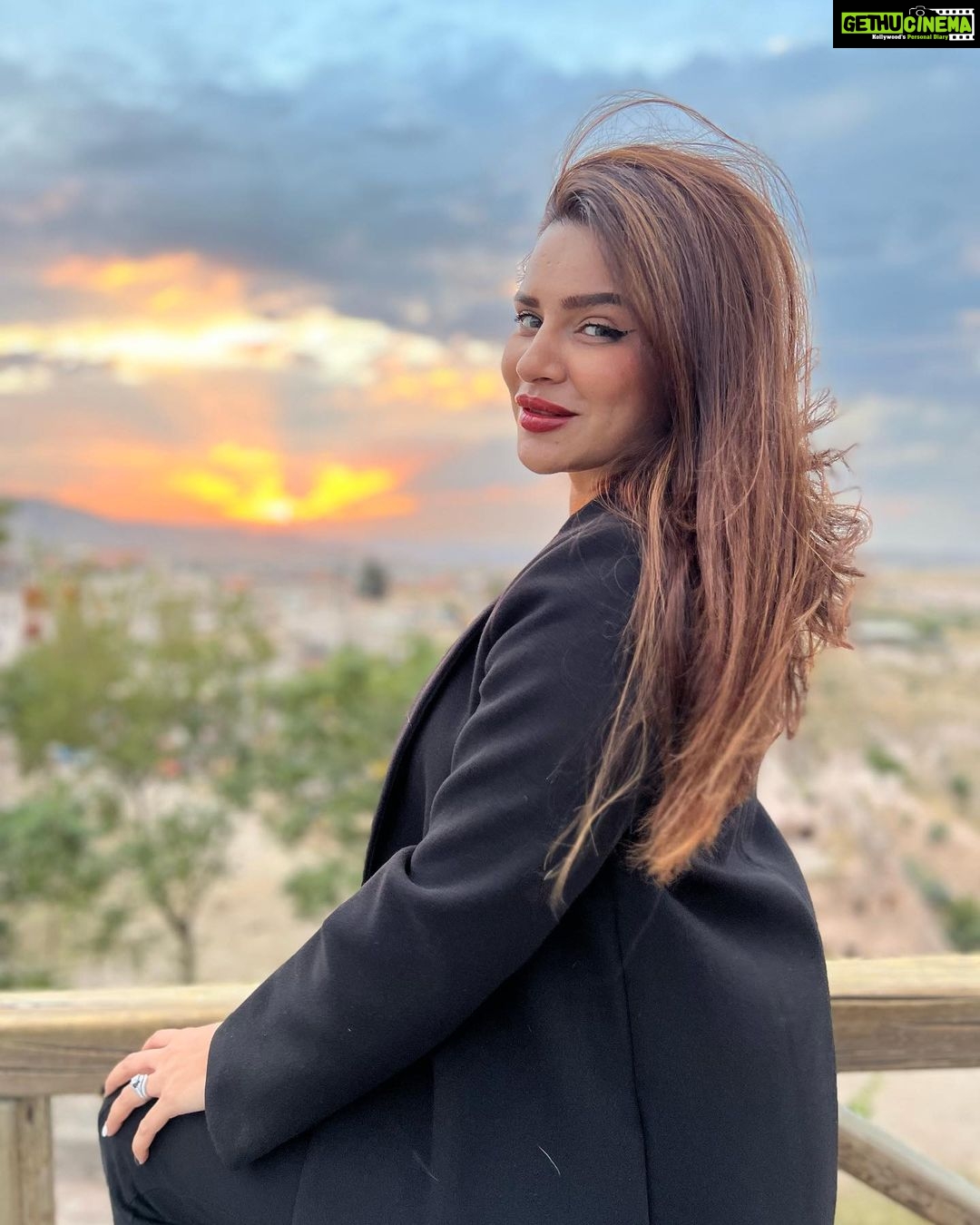 Aashka Goradia Instagram - Underneath an unfiltered sky - my unfiltered heart. There is a certain growth and understanding about life and the world when you travel and see the nature, other cultures and see the incredible life that walked the planet before you. The art will remind you that god is in the details. This trip to #Türkiye has been fulfilling in so many ways - certainly going back with more humility in my heart to carry. . . . . . . . . #istanbul #turkey #turkiye #sunset #goldenhour #cappadocia #travel #nature #art #onelove #humility