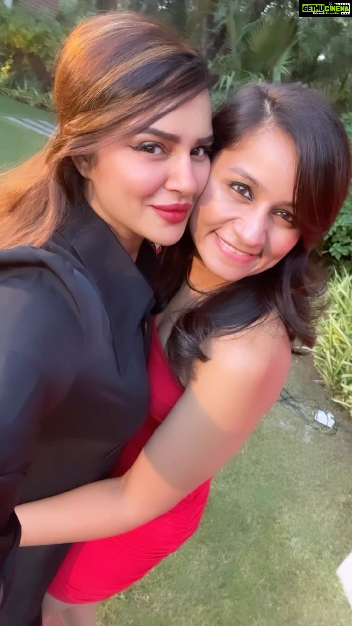 Aashka Goradia Instagram - ये एक ज़िंदगी काफ़ी नहीं हैं। तेरे साथ बिताया हुए हर पल में एसा लगता हें। Happy Birthday meri Zealllyyyyyyy @zealsshah So many memories and so many to make! Meri favourite ho tum or #meri ho tum - samjhi 😘 #MINE #MINE #MINE