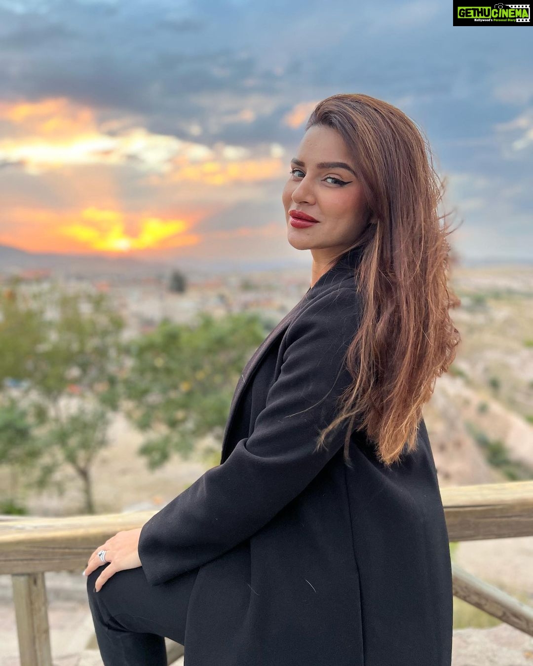 Aashka Goradia Instagram - Underneath an unfiltered sky - my unfiltered heart. There is a certain growth and understanding about life and the world when you travel and see the nature, other cultures and see the incredible life that walked the planet before you. The art will remind you that god is in the details. This trip to #Türkiye has been fulfilling in so many ways - certainly going back with more humility in my heart to carry. . . . . . . . . #istanbul #turkey #turkiye #sunset #goldenhour #cappadocia #travel #nature #art #onelove #humility