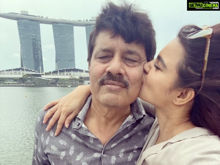 Aashka Goradia Instagram - Easiest man to love - PAPA Happy Fathers Day - PAPPA Thank you for this life and everything you do. 🙏🏽❤️ . . . . . @dhimantgoradia #fathersday #papa #firstlove