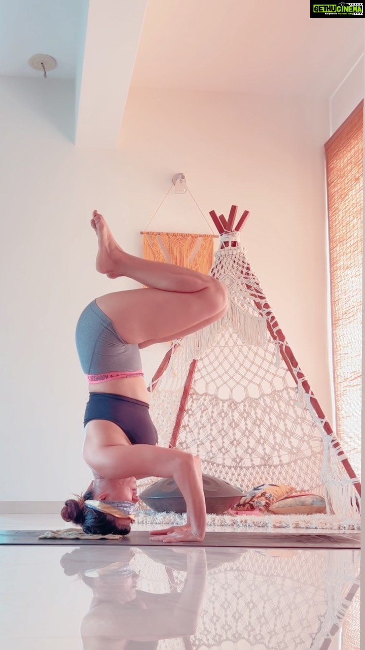 Aashka Goradia Instagram - Eyes Closed π Silent, totally calm. In this state of mind one gets to observe so much more than the lip service around. Words are just words if not meant. Detach from words and observe - what might be unspoken. Have a fantastic week!! . . . . . #yogaforlife