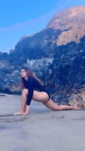Aashka Goradia Instagram - Splitting Sunday’ Beach day done right’ Disc throw and board surfing - bread butter toast and chai (chini wali) 🤛🏼 . . . . #splits #spilt #beachworkout #beachlife #workout #streching #strechingexercises #hipopener
